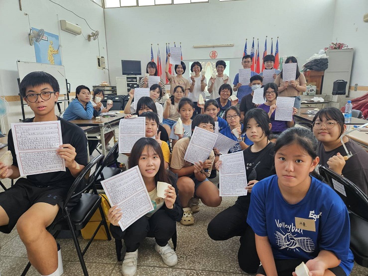 Pemuda dari Sanggar Dajiao di Desa Xiyu, Kabupaten Penghu, mengikuti program pembelajaran pengalaman "Berkat dari Chi." (Gambar/sumber: Kementerian Kebudayaan)